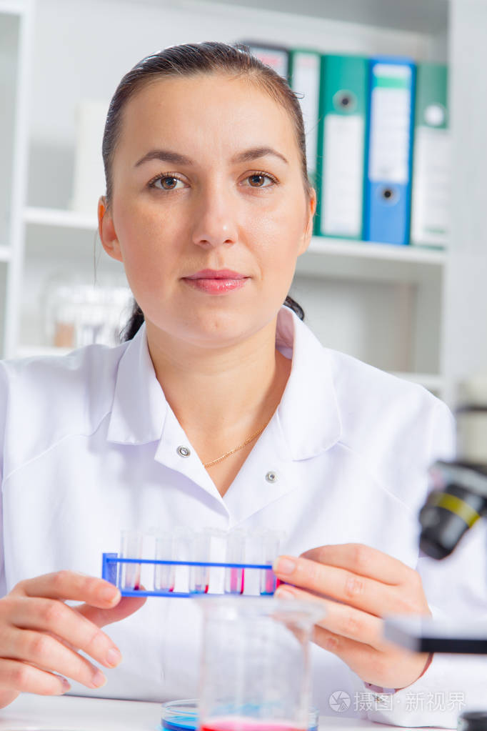 年轻的女科学家在实验室里,在实验室里做实验
