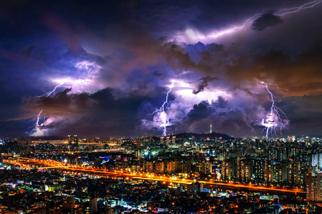 与闪电在晚上在韩国首尔的雷雨云
