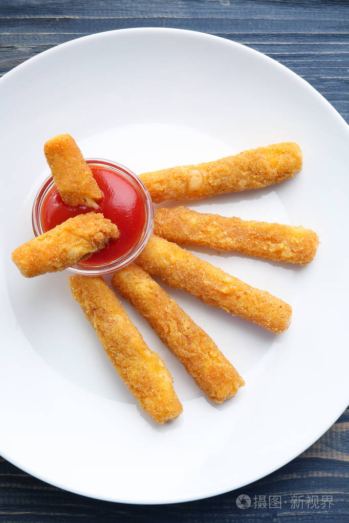 美味的油炸的奶酪棒