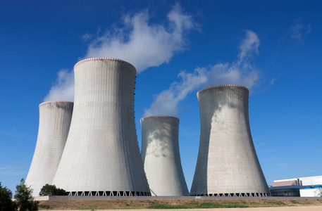 核发电站,冷却塔蓝天的衬托核发电站,冷却塔蓝天的衬托电厂冷却塔美丽