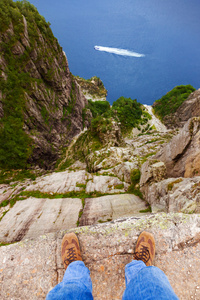 人站在悬崖 Preikestolen 在峡湾 Lysefjord挪威