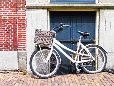 提着篮子的阿姆斯特丹自行车