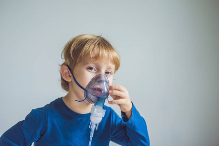 气溶胶病毒男孩正在做吸入照片