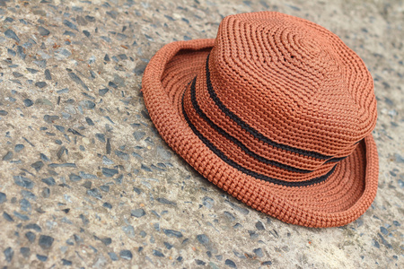 水泥背景上的棕色帽子