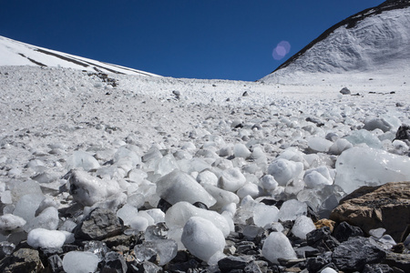 大雪覆盖美丽的山峰