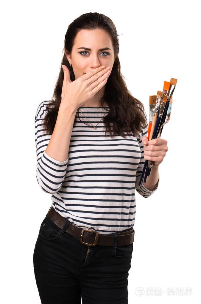 年轻的艺术家女人捂着嘴