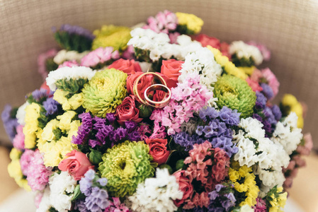 结婚戒指躺上一束鲜花
