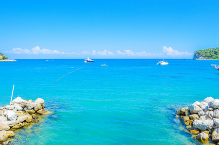 小河流入海凯梅尔,土耳其安塔利亚湾照片