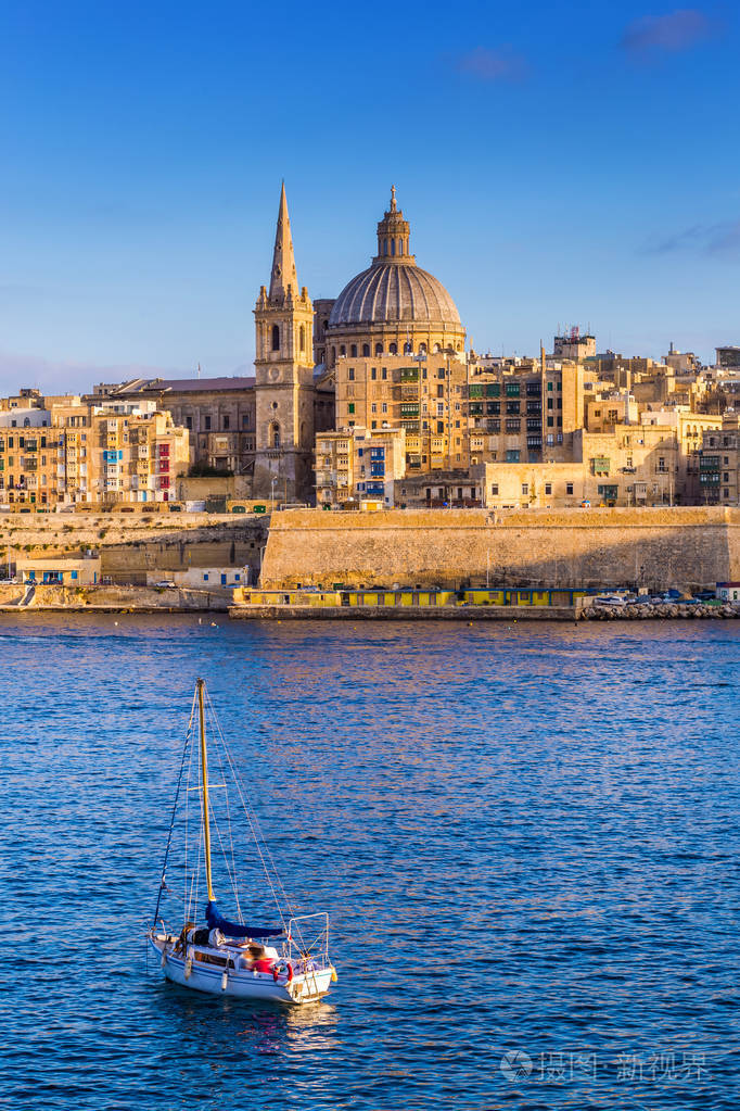 瓦莱塔马耳他圣保罗大教堂在黄金时段在马耳他首都瓦莱塔与帆船和美丽