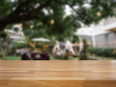 空的木桌和模糊的户外咖啡馆背景