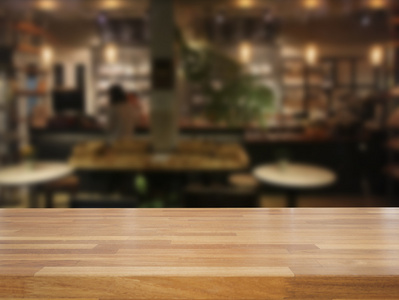 无声的木桌和模糊的咖啡馆背景