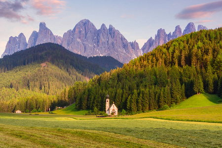 在 Val di Funes 谷圣马达莱纳教堂