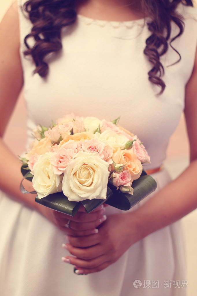 新娘控股束玫瑰花