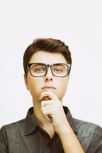 戴着眼镜的年轻男子思考白色背景