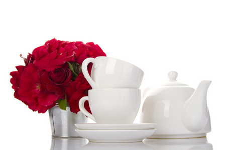 白陶器茶和一束玫瑰