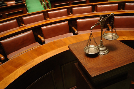 诚信天平在法庭上司法的装饰天平照片