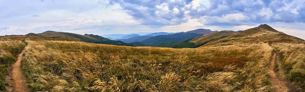 在早期的秋天，Bieszczady 国家公园 Bieszczady 山的美景尽收眼底 波兰语 Bieszczadzki 公园