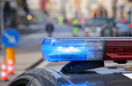 路障蓝色闪烁的警车的警笛声在路障照片