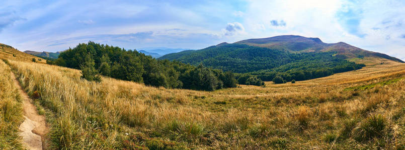 在早期的秋天，Bieszczady 国家公园 Bieszczady 山的美景尽收眼底 波兰语 Bieszczadzki 公园