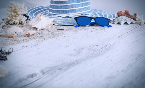 沙子和贝壳和帽子在木地板上，夏天概念