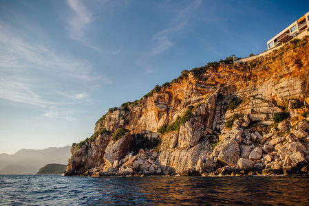 在黑山亚得里亚海的岩石海岸