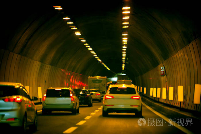开车穿过隧道;公路隧道