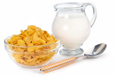 玉米片，杯牛奶和勺子上白色孤立