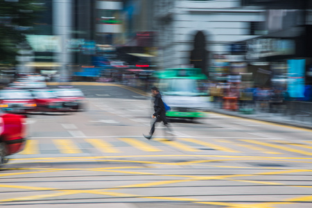 运动模糊背景拥挤的人住在城市