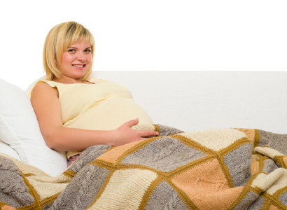 怀孕的女人在床上