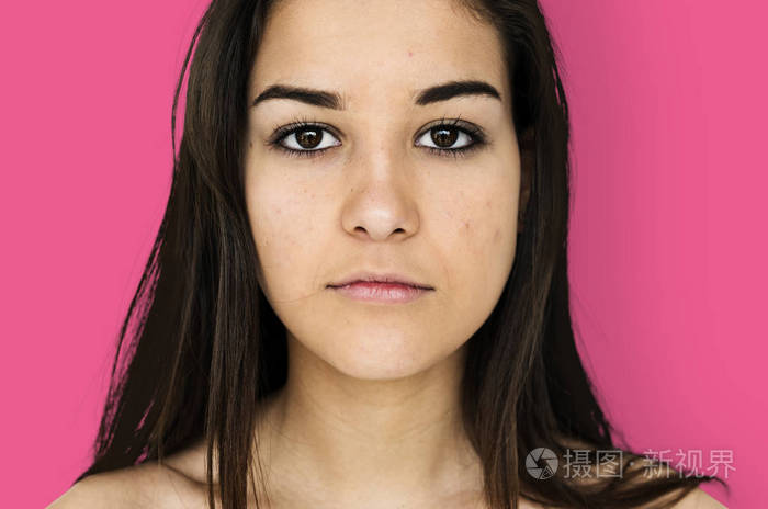 那安详的面容和裸露的肩膀的女人