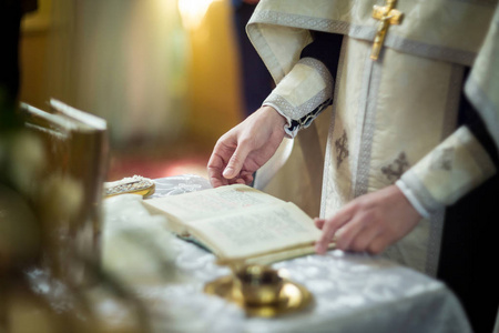 坛, 头, 十字教堂用具在教堂的圣坛,在桌子上,圣经上的东正教牧师水