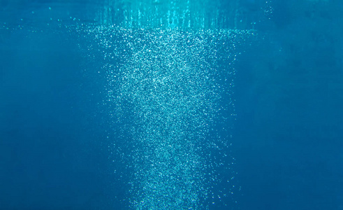 飞机在水之下图片