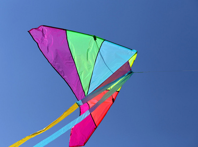 在蓝色天空中巨大的风筝，飞得很高