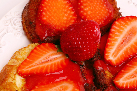早餐法式土司与孤立的白色背景上的草莓