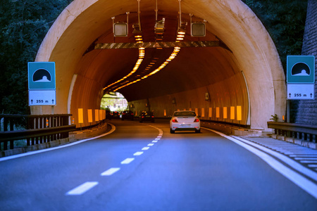 开车穿过隧道;公路隧道照片