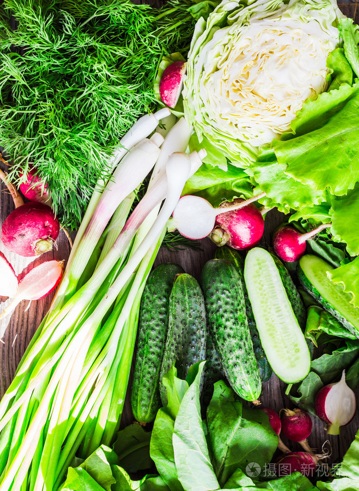 绿色蔬菜在质朴的背景下健康的集合