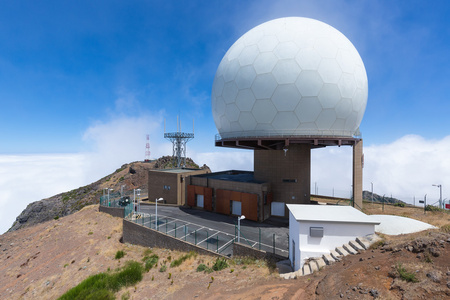 顶部的 Pico 雷达站做 Arieiro，马德拉岛