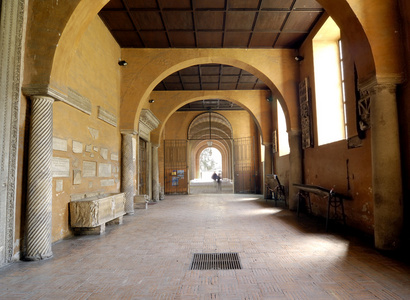 走廊的中世纪修道院照片