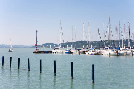 在 Balatonfured，匈牙利的巴拉顿湖帆船