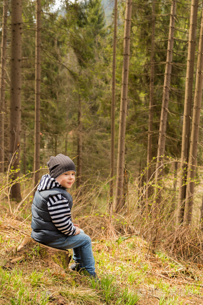 男孩在森林中休息