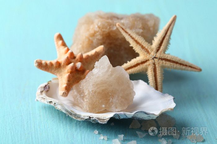 地壳的海盐从死海海岸颜色木制背景