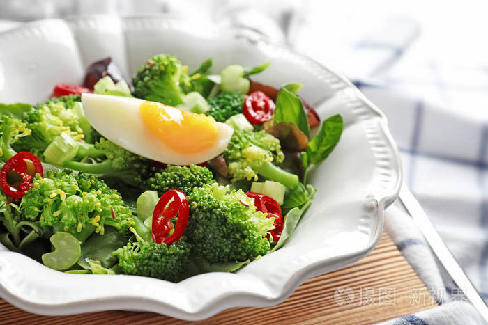 此菜用木板西兰花沙拉