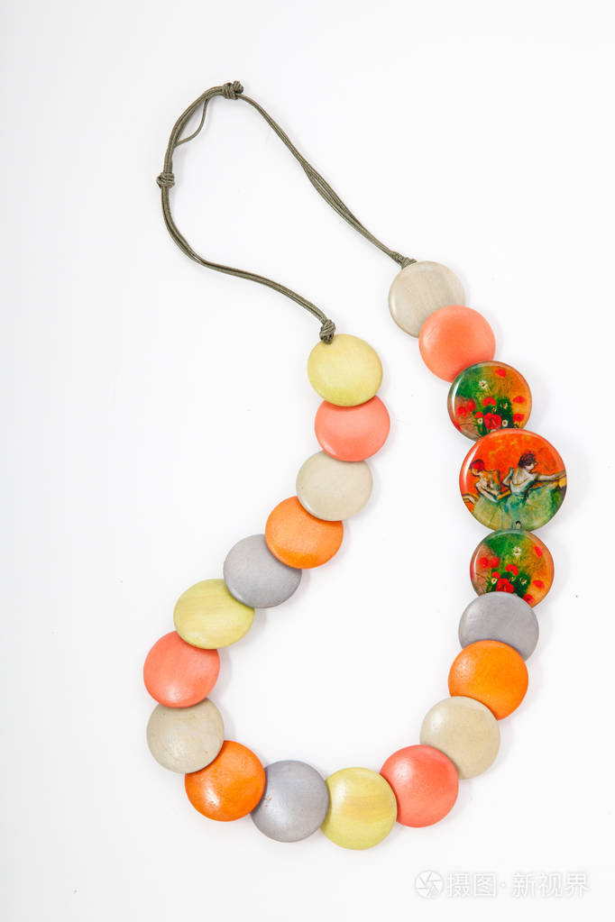从在白色背景的彩色珠子串珠的项链