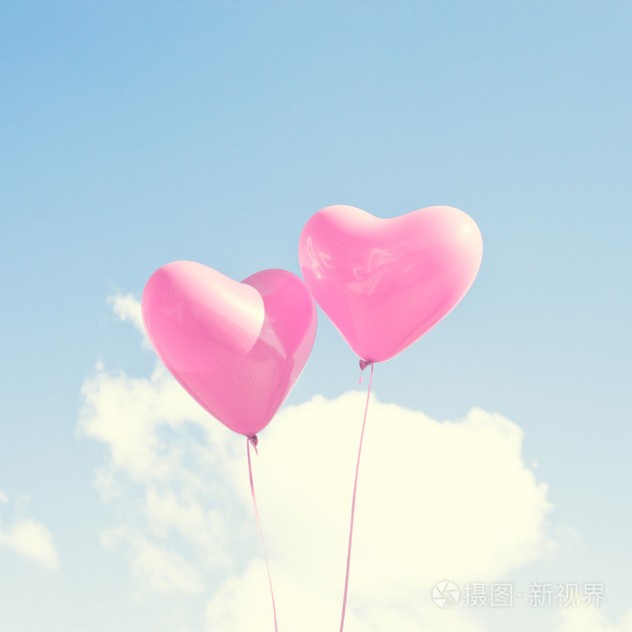 心形气球在天空中