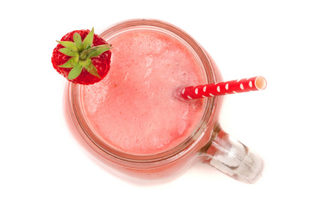 玻璃的草莓酸奶与薄荷叶孤立在白色背景。顶视图