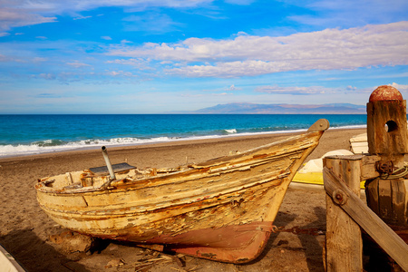 阿尔梅里亚 Cabo de Gata 搁浅在海滩的小船