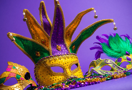 什锦的狂欢节或紫色背景上的狂欢节面具