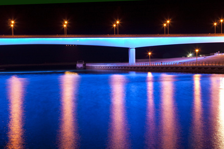 座蓝色的桥