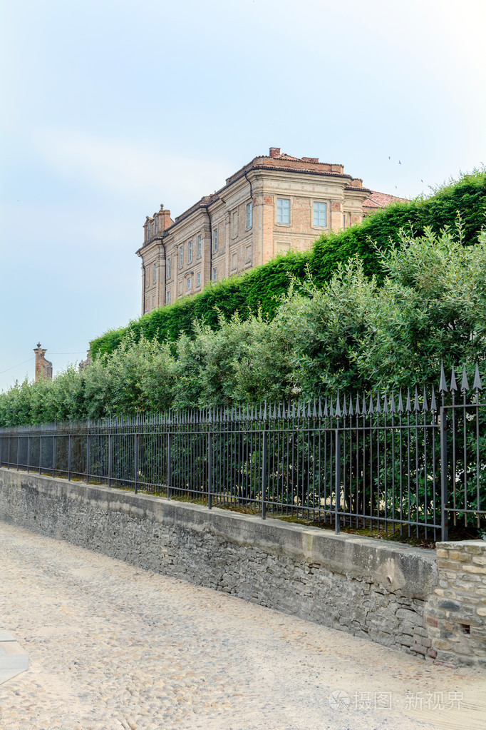 在篱笆后面的老房子