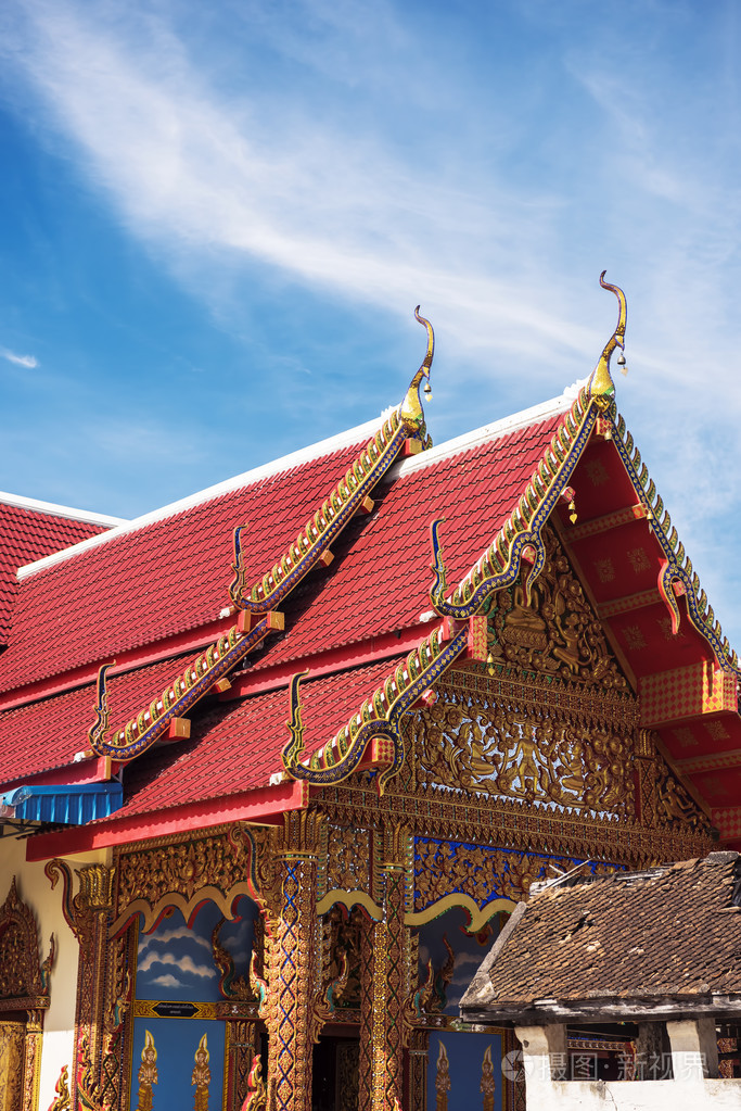 泰国寺庙屋顶与蓝天phraborommathat寺德省泰国